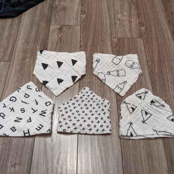 [KIDS 2/$20] NWOT Baby- 5pk Bandana Bibs Gauze (Black/White) - Picture 4 of 6